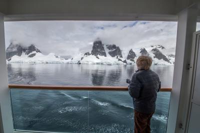 Cruise Ships in Antarctica : Ocean Endeavour